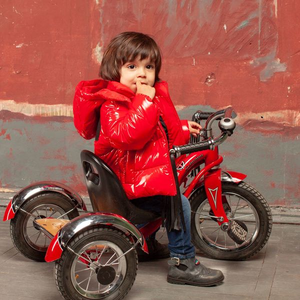 Демісезонна дитяча куртка червоного кольору з лакової плащової тканини та нашивкою J-20-20 BABY RED фото