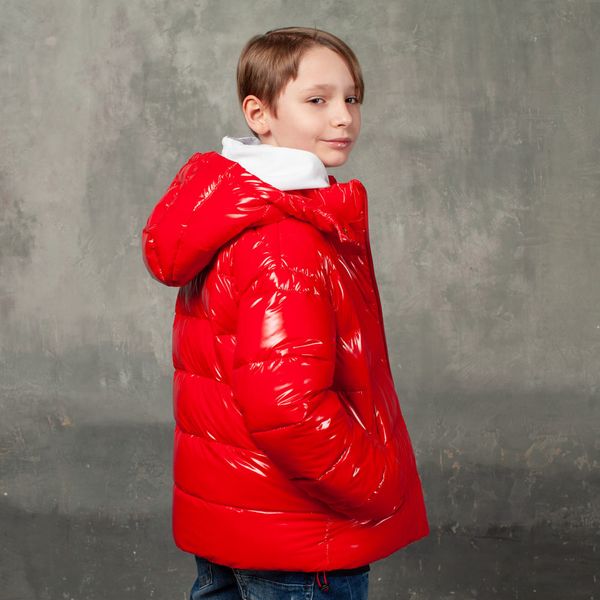 Демісезонна червона куртка на підлітка з лакової плащової тканини J-21-20 RED фото