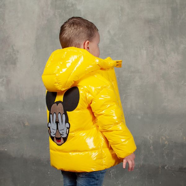 Демісезонна дитяча куртка жовтого кольору з лакової плащової тканини та нашивкою J-20-20 baby yellow фото