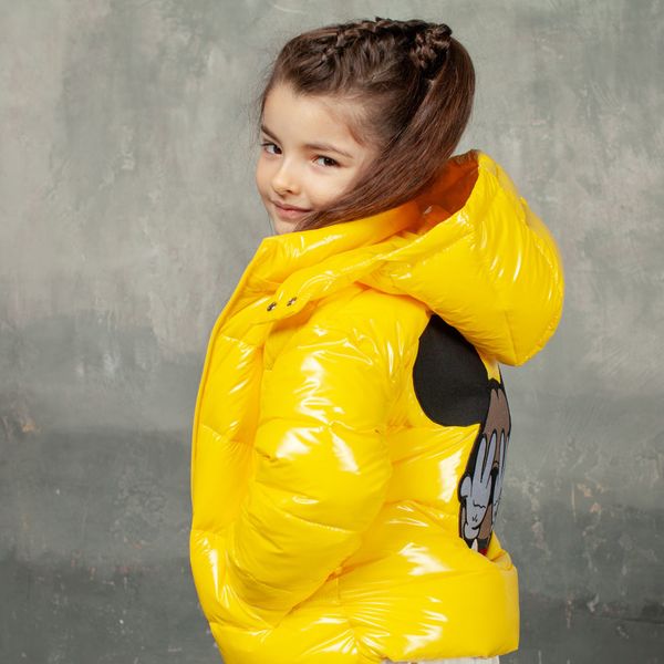 Демісезонна дитяча куртка жовтого кольору з лакової плащової тканини та нашивкою J-20-20 baby yellow фото